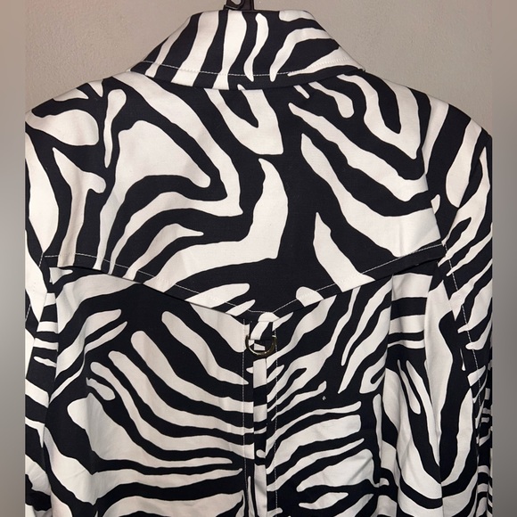 Liz Claiborne Black and White Animal Print Short Trench - Picture 5 of 13